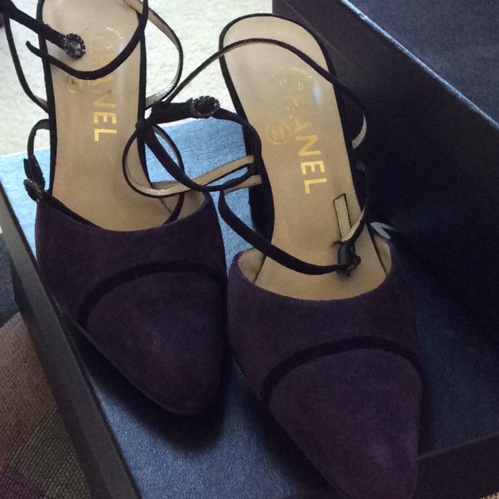 CHANEL purple & black strappy suede pumps - Picture 3 of 12